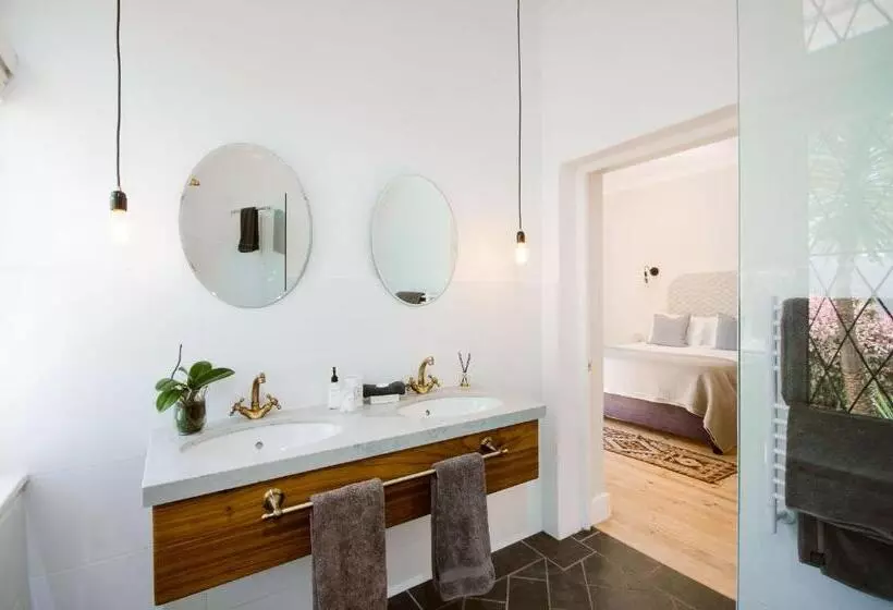 פנסיון Whispering Oaks Guest House