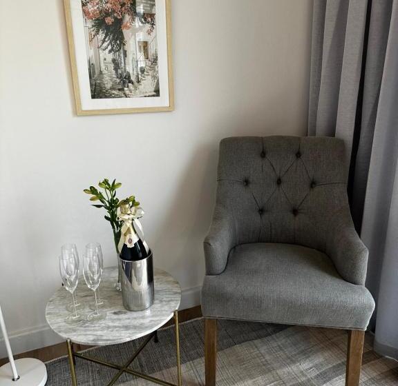 פנסיון Whispering Oaks Guest House