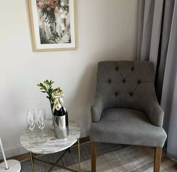 פנסיון Whispering Oaks Guest House