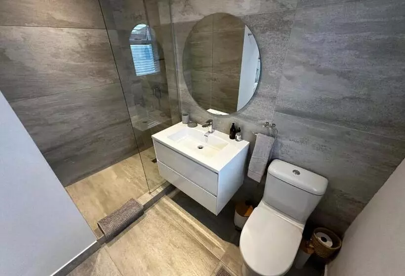 פנסיון Whispering Oaks Guest House