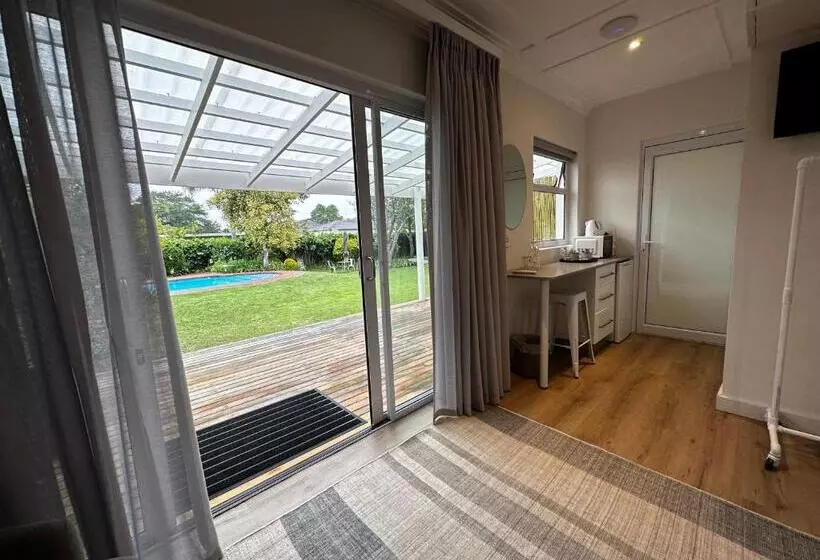 פנסיון Whispering Oaks Guest House