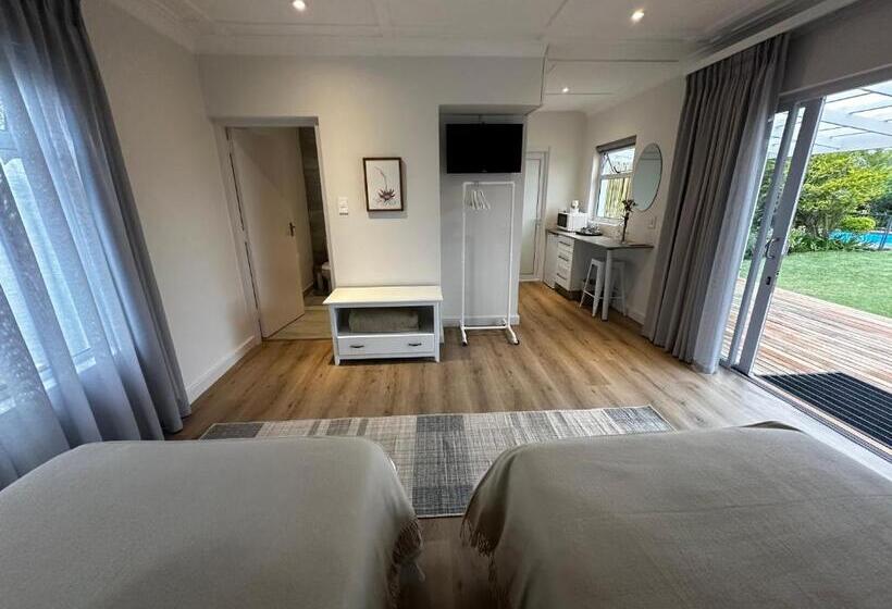 פנסיון Whispering Oaks Guest House