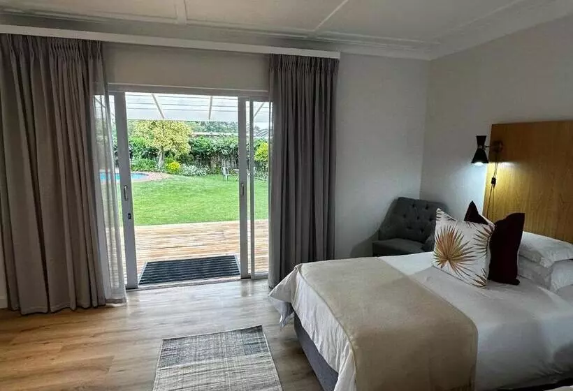 פנסיון Whispering Oaks Guest House