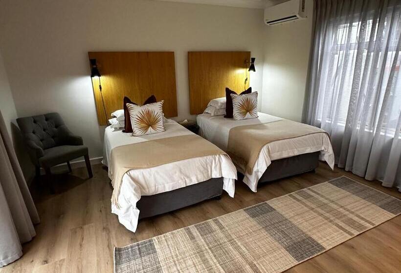 פנסיון Whispering Oaks Guest House