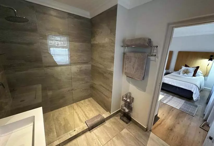 פנסיון Whispering Oaks Guest House