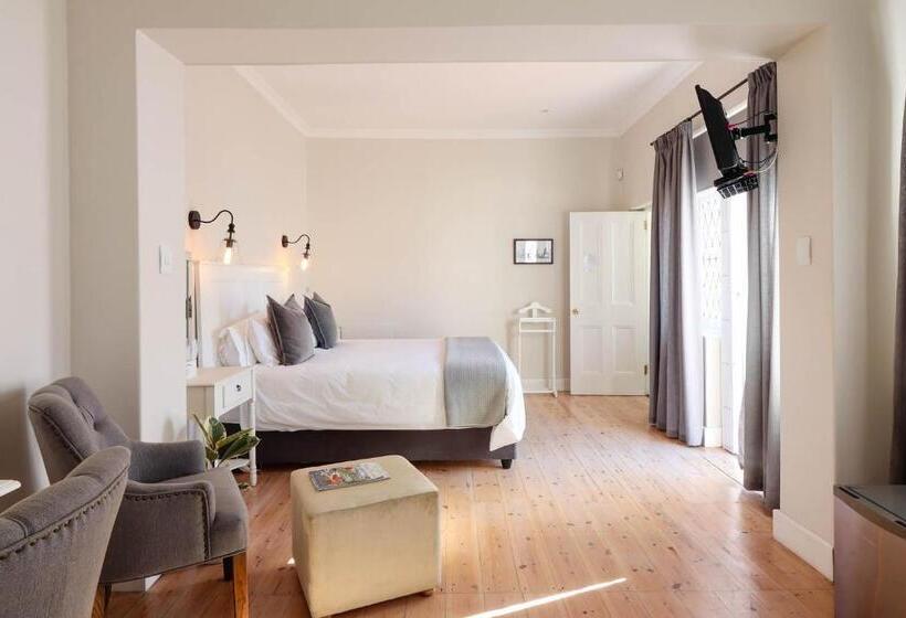 פנסיון Whispering Oaks Guest House