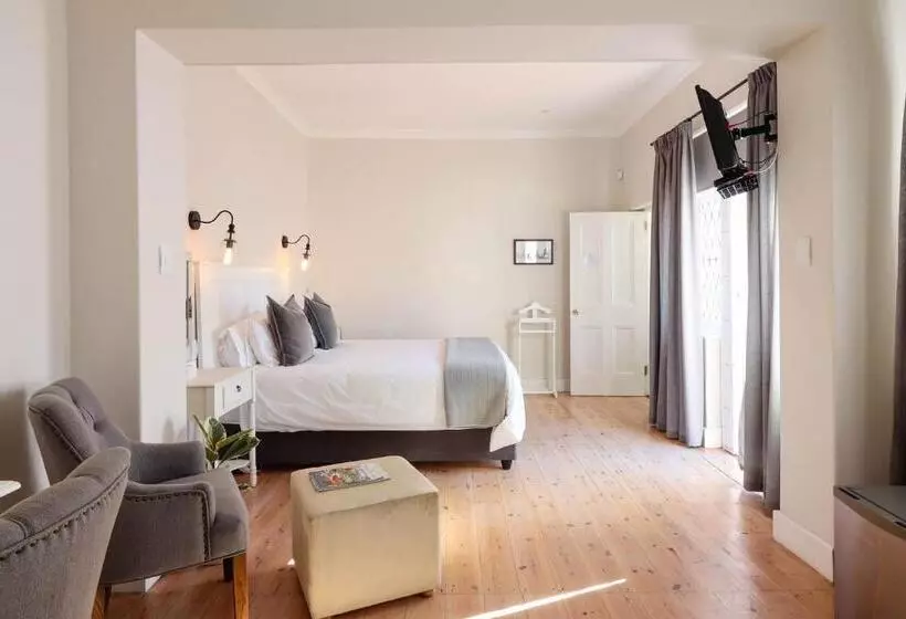 פנסיון Whispering Oaks Guest House