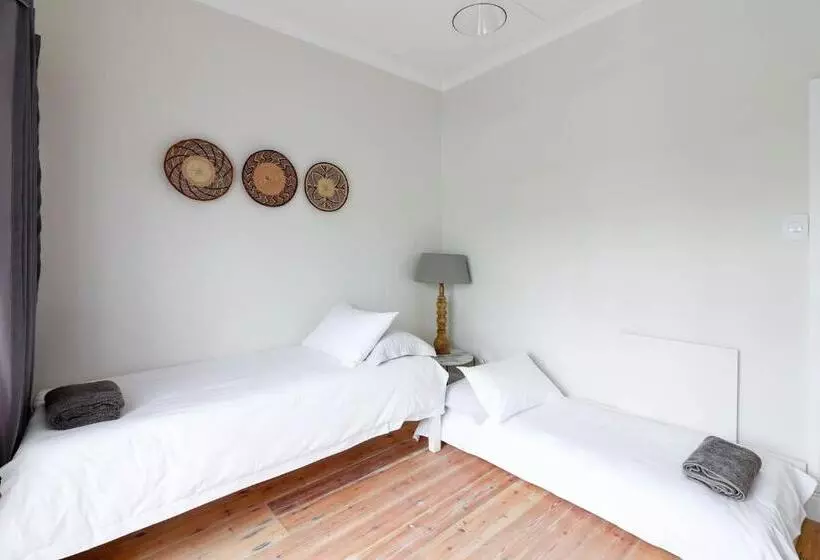 פנסיון Whispering Oaks Guest House