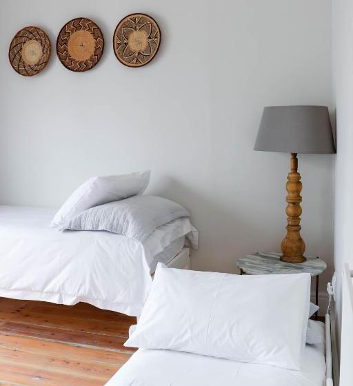 פנסיון Whispering Oaks Guest House