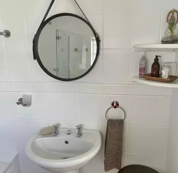 פנסיון Whispering Oaks Guest House