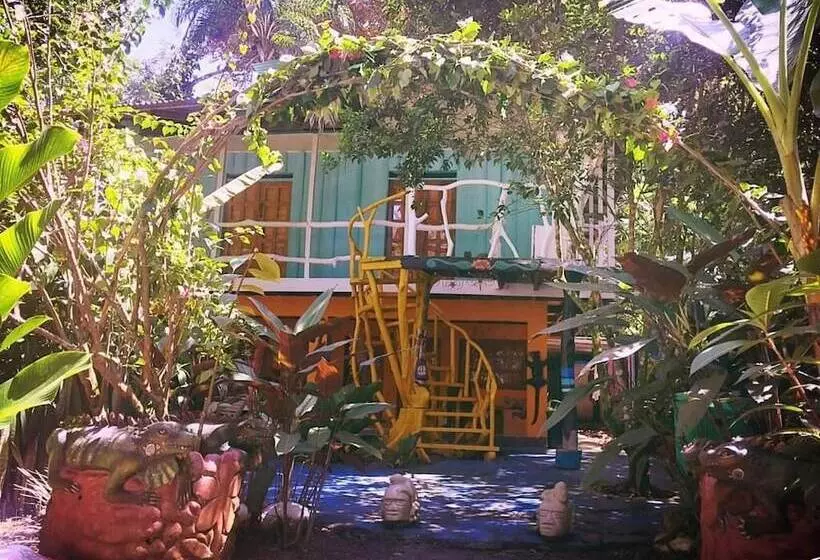 Hotelli Madre Selva Jungle Hostel