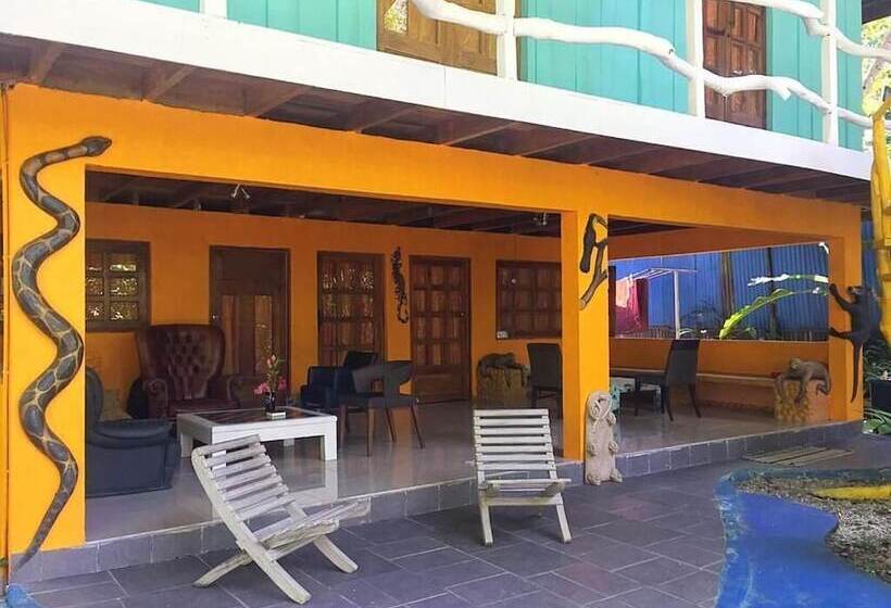 هتل Madre Selva Jungle Hostel