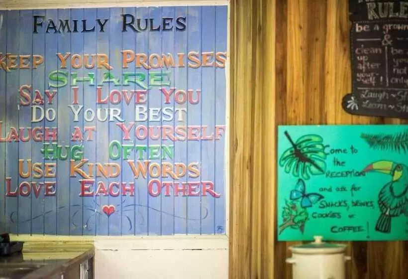 Hotelli Madre Selva Jungle Hostel