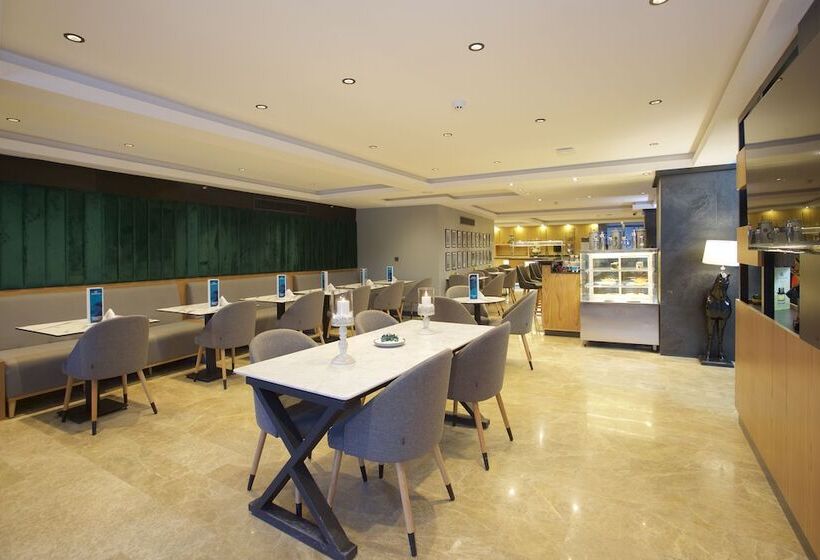 هتل Days Inn By Wyndham Istanbul Arnavutkoy