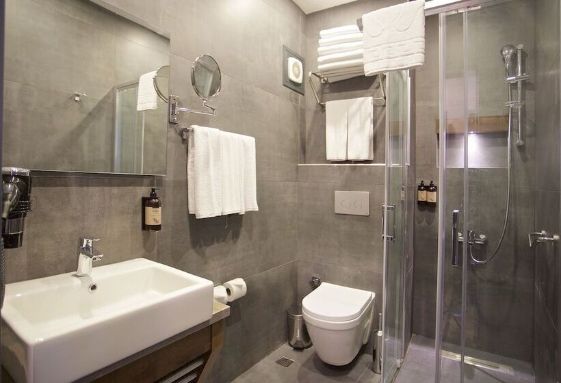 هتل Days Inn By Wyndham Istanbul Arnavutkoy