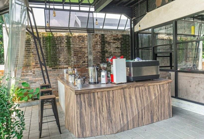 Summerville Hotel & Coffee Shop