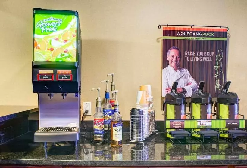 Отель Castle Rock Inn & Suites