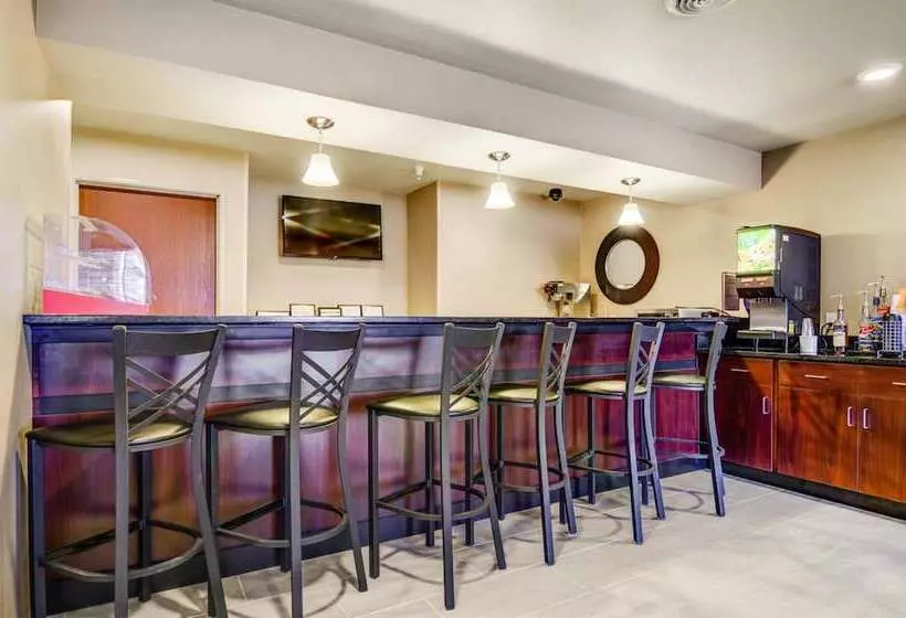 Отель Castle Rock Inn & Suites