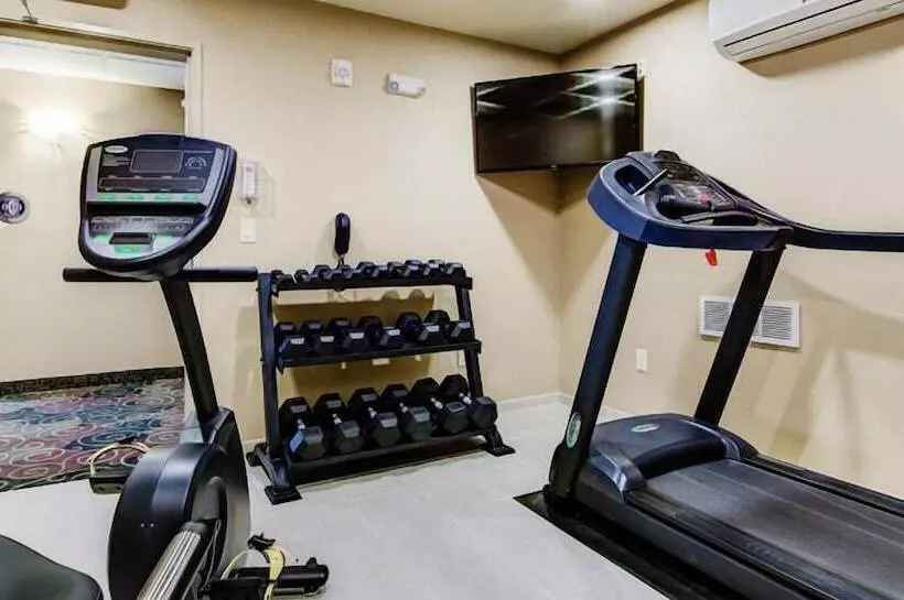 Отель Castle Rock Inn & Suites