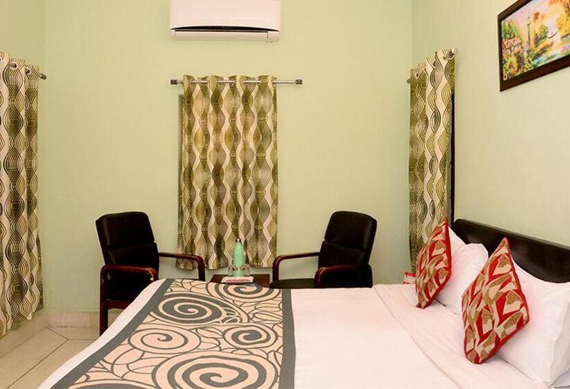 Hotel Collection O 4255 Day Night Guest House And Restaurant