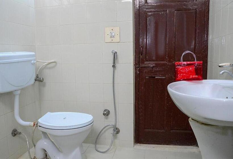 Hotel Collection O 4255 Day Night Guest House And Restaurant