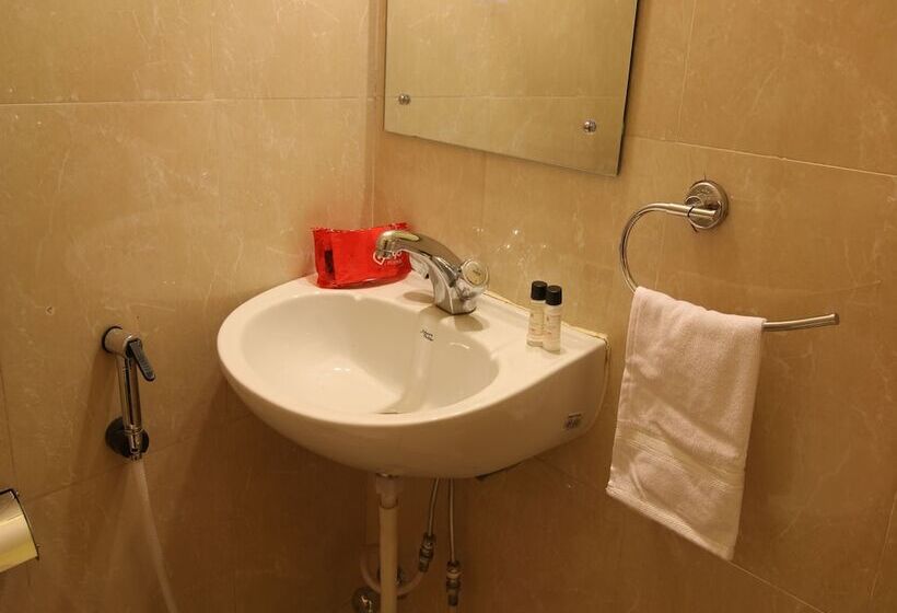 Hotel Collection O 4255 Day Night Guest House And Restaurant