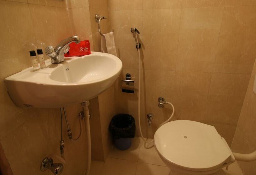 Hotel Collection O 4255 Day Night Guest House And Restaurant