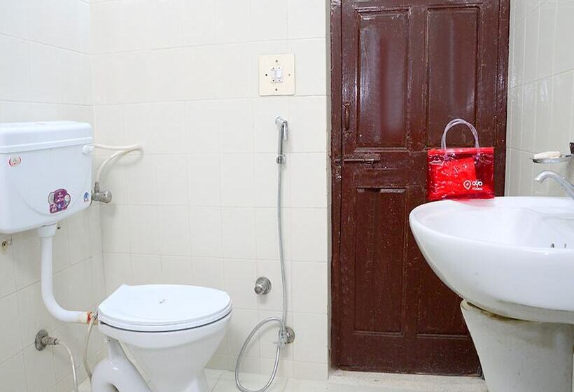 Hotel Collection O 4255 Day Night Guest House And Restaurant