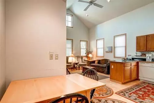 בית מלון כפרי French Street Cottage Main Street By Pinnacle Lodging