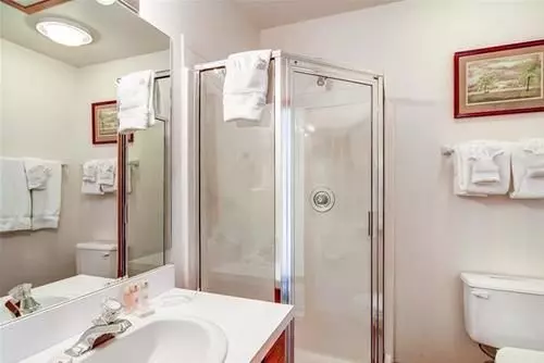 בית מלון כפרי French Street Cottage Main Street By Pinnacle Lodging