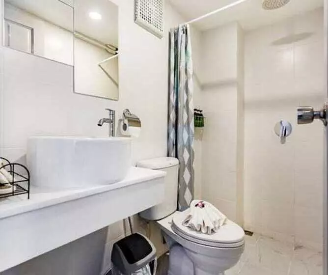 בית מלון כפרי Thai Kamala Beach Front