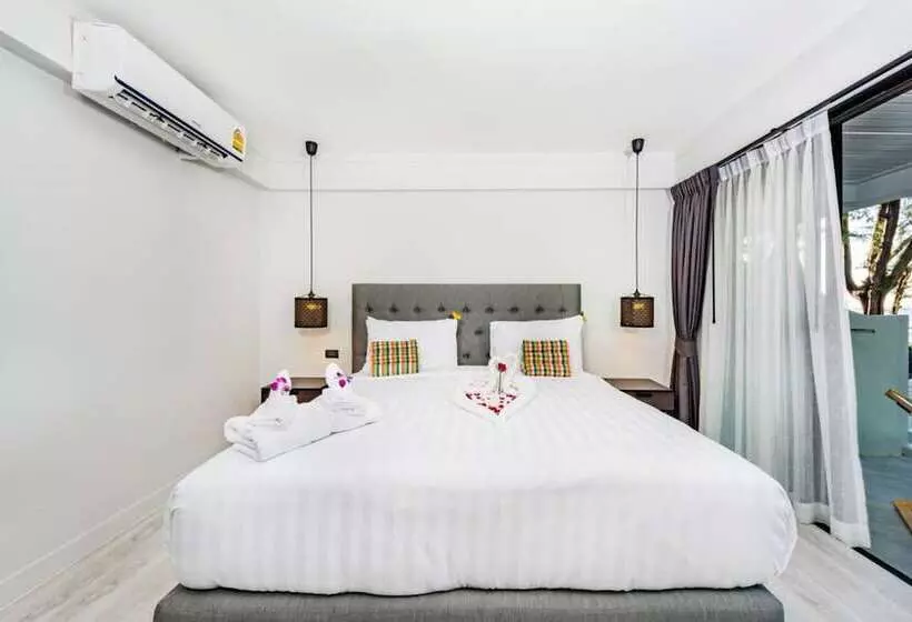 בית מלון כפרי Thai Kamala Beach Front