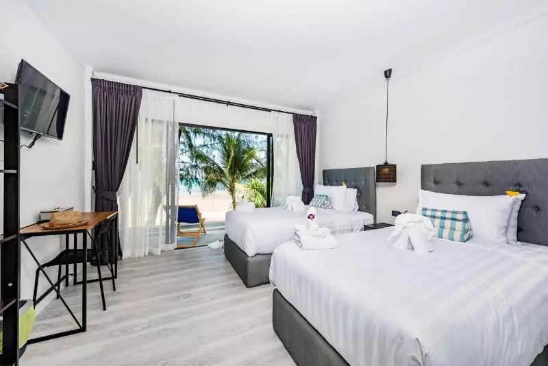 בית מלון כפרי Thai Kamala Beach Front