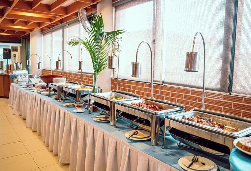 אתר נופש Whiterock Beach Hotel + Waterpark