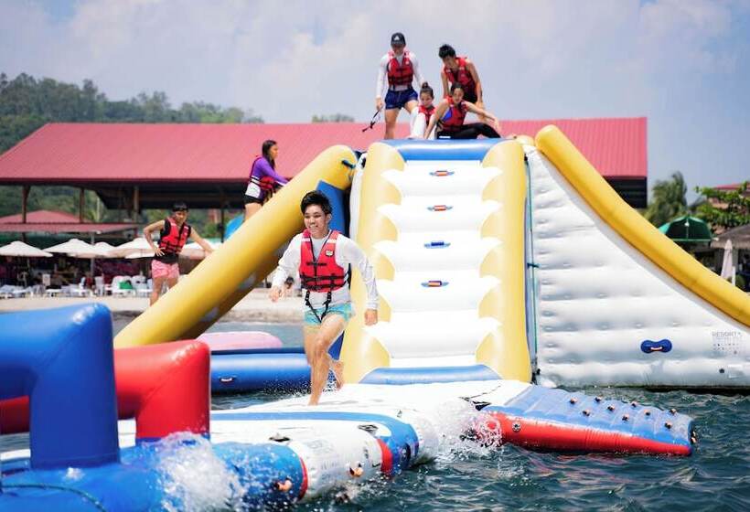 אתר נופש Whiterock Beach Hotel + Waterpark