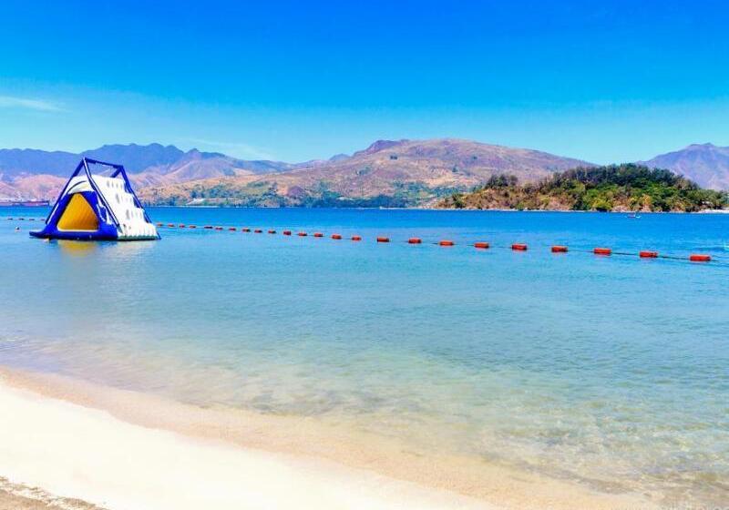 אתר נופש Whiterock Beach Hotel + Waterpark