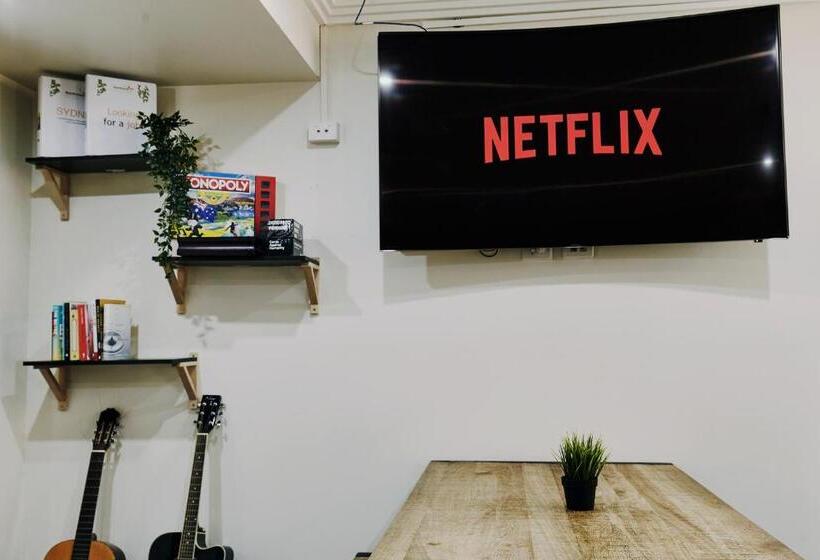 הוסטל Mad Monkey Broadway