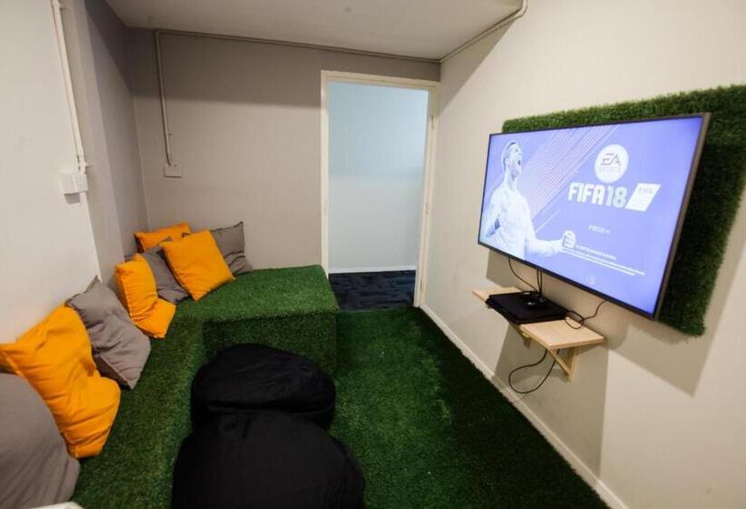 הוסטל Mad Monkey Broadway