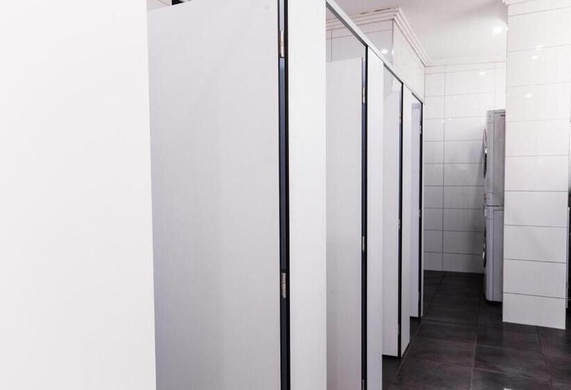 הוסטל Mad Monkey Broadway