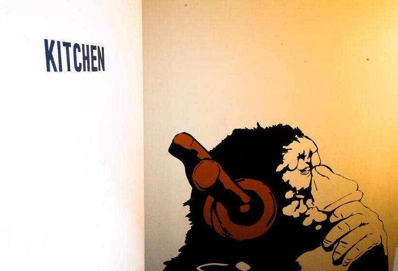 הוסטל Mad Monkey Broadway