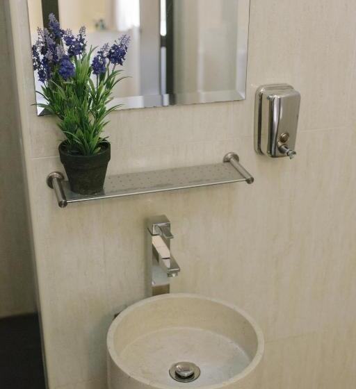 הוסטל Mad Monkey Broadway