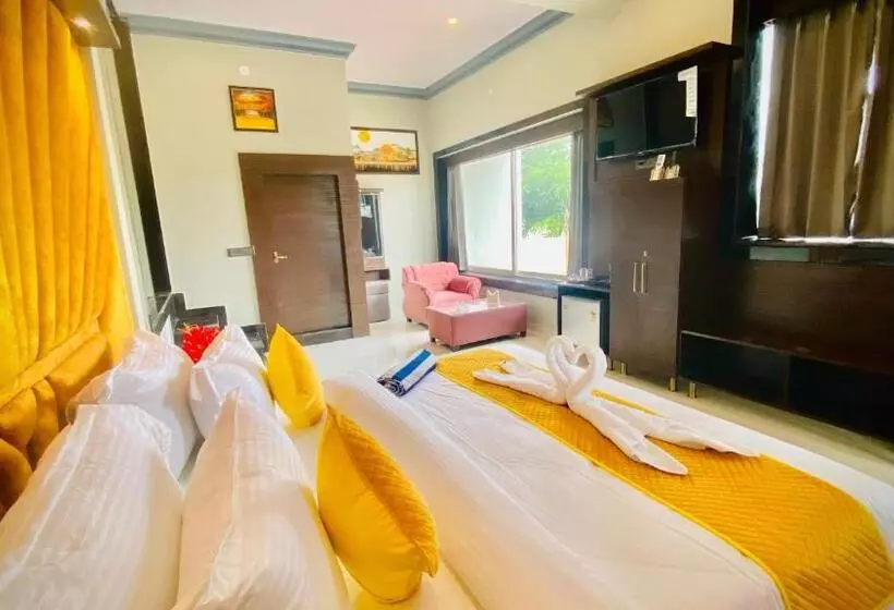 R M Resort   Luxury Rooms With Pool