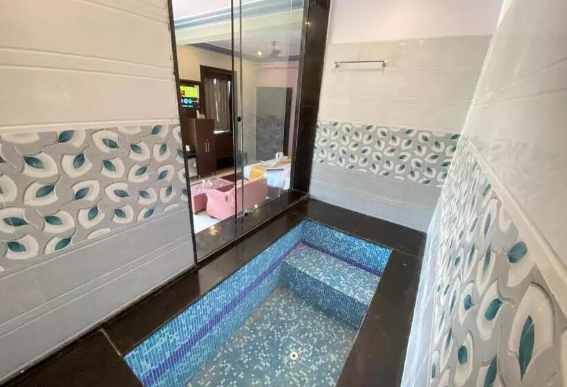 R M Resort   Luxury Rooms With Pool