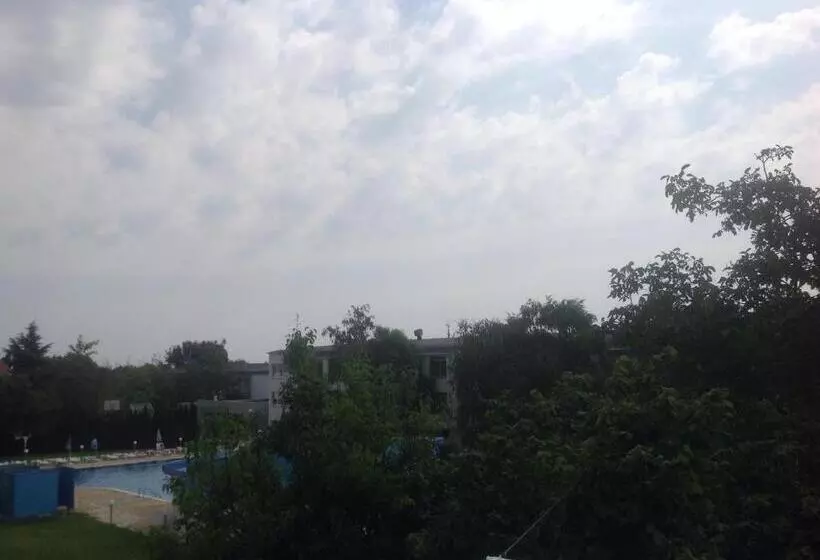 پانسیون Surf House Villa Rose I Po3a L
