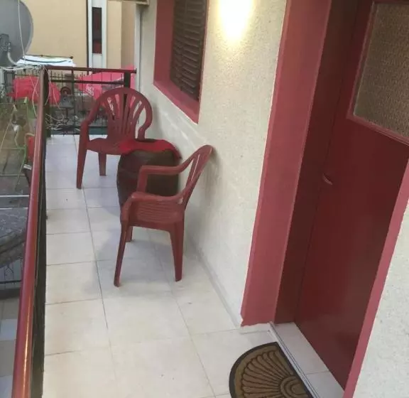 پانسیون Surf House Villa Rose I Po3a L