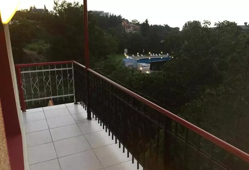 پانسیون Surf House Villa Rose I Po3a L