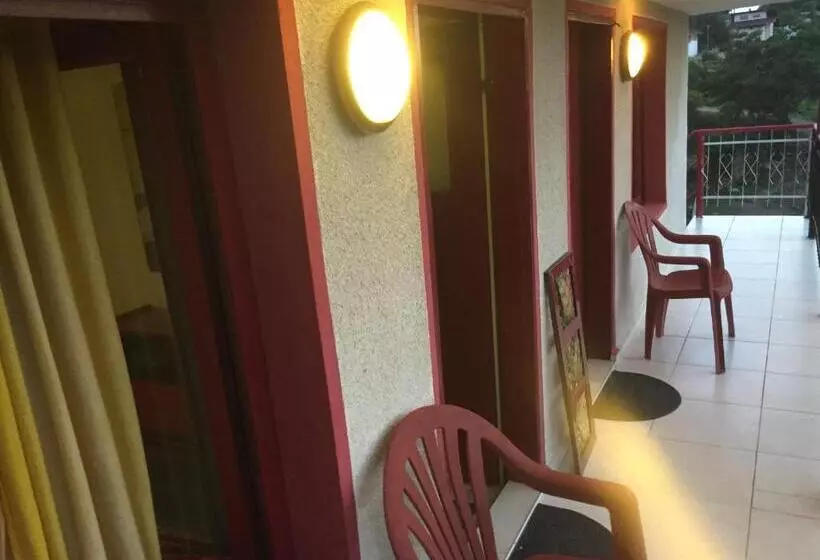پانسیون Surf House Villa Rose I Po3a L