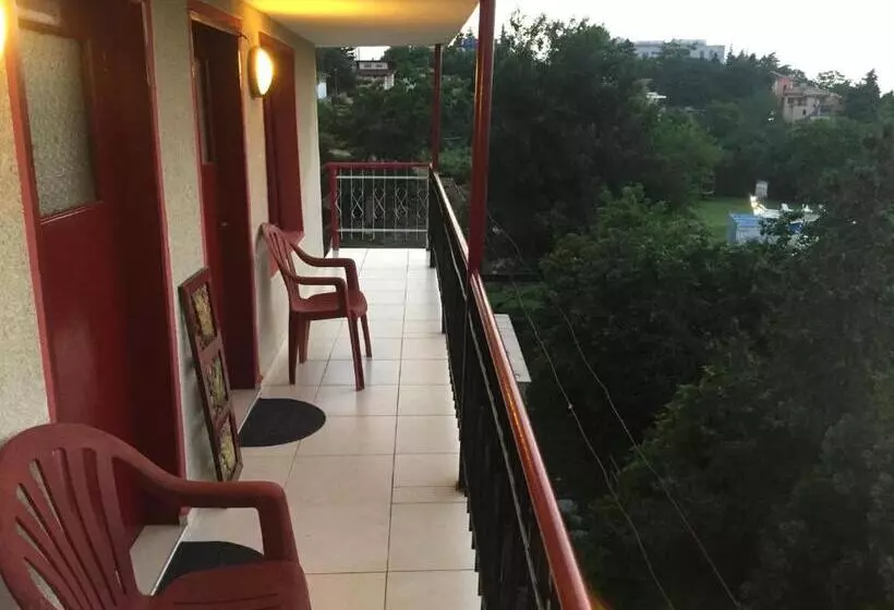 پانسیون Surf House Villa Rose I Po3a L