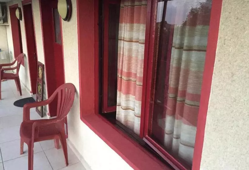 پانسیون Surf House Villa Rose I Po3a L