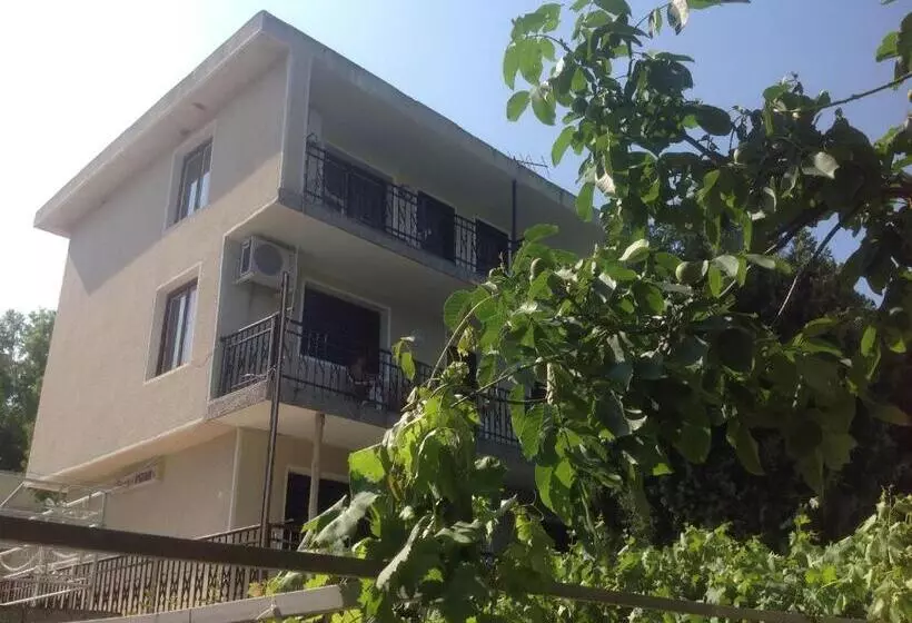 پانسیون Surf House Villa Rose I Po3a L
